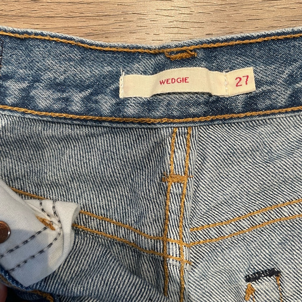 Wedgie Fit Levi’s - Picture 4 of 7